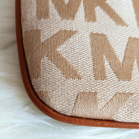 NWOT Michael Kors MK Signature Canvas Swing Pack - Picture 5 of 12